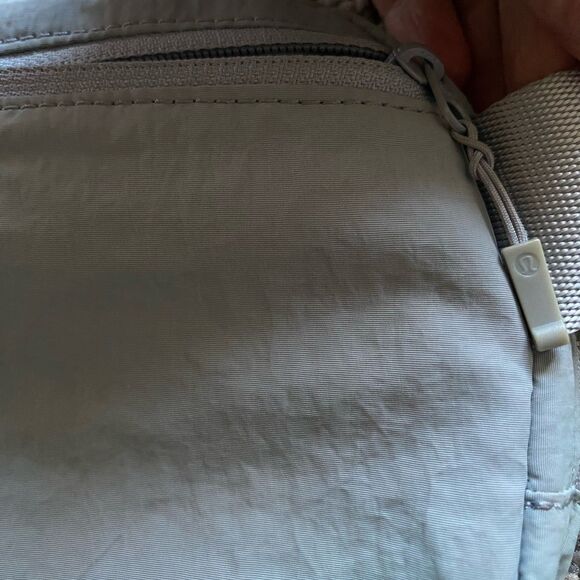 Lululemon Everywhere Women's Belt Bag Gray Small 8x5" Pockets Travel - Picture 4 of 6